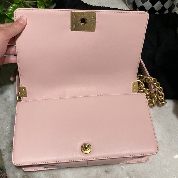 Chanel pink medium boy bag- matte gold chain - Picture 9 of 17